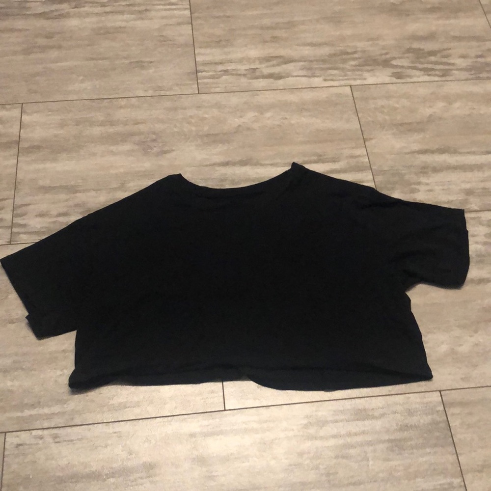 Black cropped Hollister T-shirt.